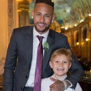 Neymar usou anel e pulseiras cravejados de diamantes no casamento