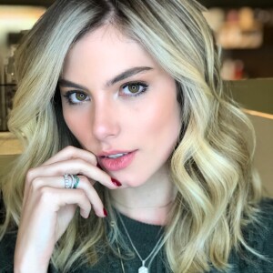 Na reta final dos preparativos para o casamento, Bruna Hamú repaginou o visual 