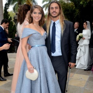 Junto do namorado, Caio Vaz, Isabella Santoni usou vestido lavanda no casamento de Bruna Hamú e Diego Moregola