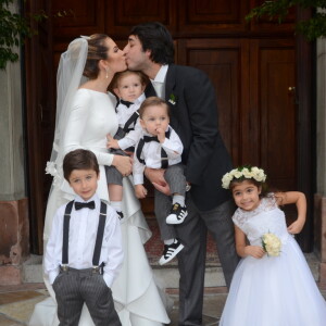 Bruna Hamú e o marido, Diego Moregola, posaram com pajéns e daminha após cerimônia de casamento neste domingo, dia 29 de julho de 2018