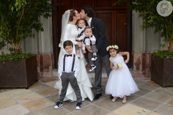 Bruna Hamú e o marido, Diego Moregola, posaram com pajéns e daminha após cerimônia de casamento neste domingo, dia 29 de julho de 2018