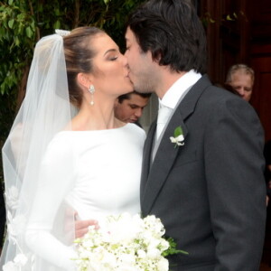 Bruna Hamú trocou beijos com Diego Moregola após seu casamento neste domingo, dia 29 de julho de 2018