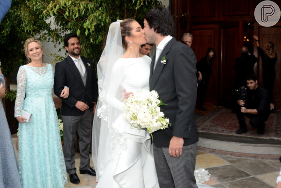 Bruna Hamú trocou beijos com Diego Moregola após seu casamento neste domingo, dia 29 de julho de 2018