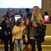 Susana Werner vai com amiga e com a filha Giulia a cinema em shopping do Rio