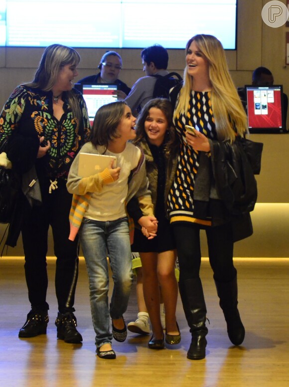 Susan Werner foi com a filha, Giulia, no shopping Village Mall, na Barra da Tijuca, Zona Oeste do Rio de Janeiro, nesta terça-feira, 29 de julho de 2014