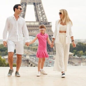 Casada com Cesar Tralli, Ticiane Pinheiro passeou com a filha por Paris, na França