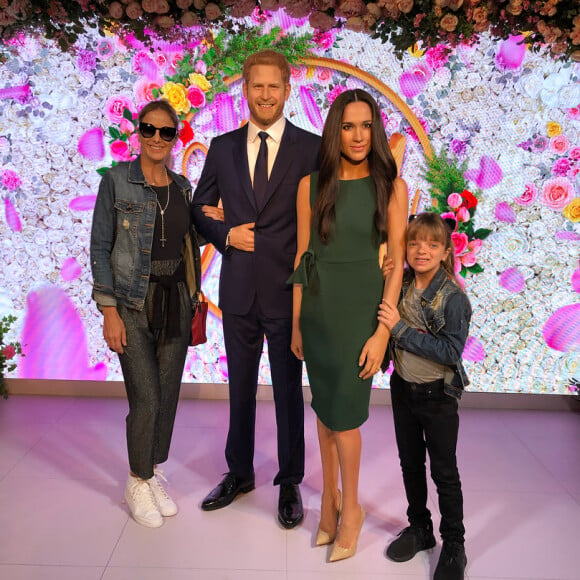 Ticiane Pinheiro e filha, Rafaella Justus, posaram com estátuas de Harry e Meghan Markle em museu