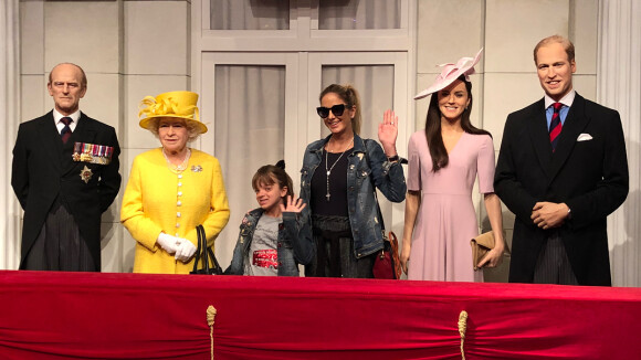 Ticiane Pinheiro e filha visitam museu de cera em Londres: 'Com a família real'