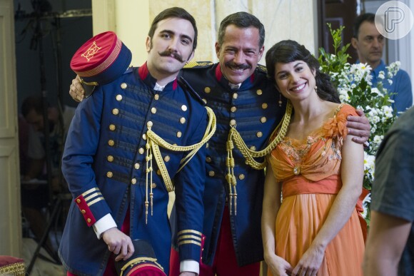 Malvino Salvador e Chandelly Braz posam com Pedro Henrique Müller no bastidor da novela 'Orgulho e Paixão'