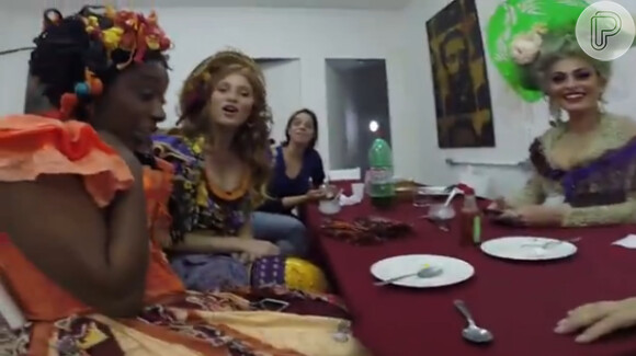 O fofo intérprete de Serelepe pega parte do elenco de surpresa na hora da refeição nos intervalos de gravação