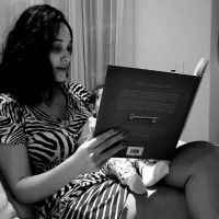 Débora Nascimento conta história para Bella, de 3 meses: 'Leia para os filhos'