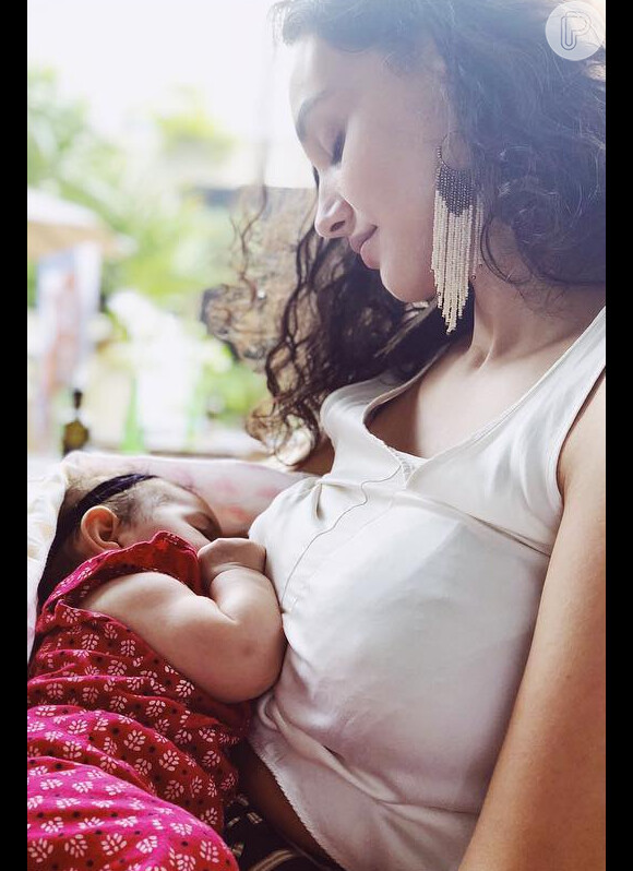 Débora Nascimento publicou uma foto na web do momento de intimidade entre mãe e filha