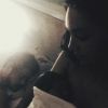 Débora Nascimento compartilhou uma foto de sua rotina de amamentação