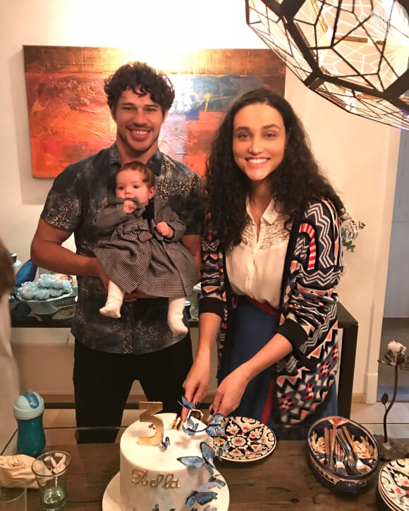 Débora Nascimento e o marido, José Loreto, comemoraram os 3 meses da filha, Bella