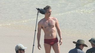 Wagner Moura grava novo filme e exibe corpo sarado em praia do Rio. Fotos!