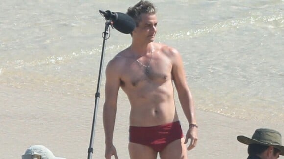 Wagner Moura grava novo filme e exibe corpo sarado em praia do Rio. Fotos!