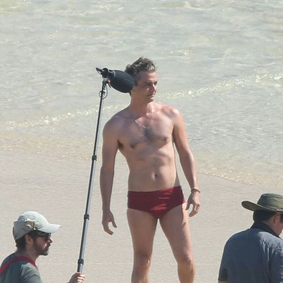 Wagner Moura exibiu corpo sarado ao gravar o filme 'Sérgio' no Arpoador, na zona sul do Rio de Janeiro, nesta terça-feira, 31 de julho de 2018