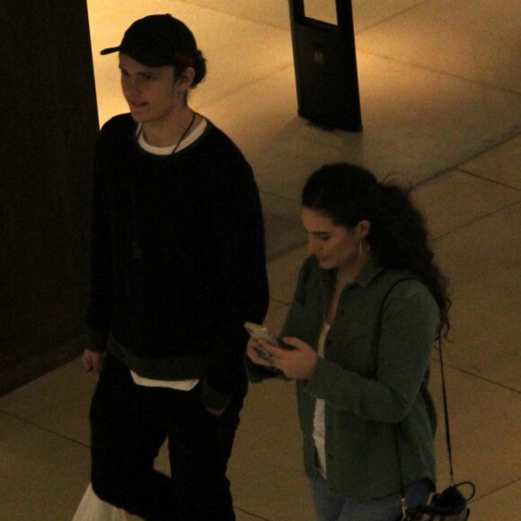 Lívian Aragão foi fotografada com o namorado, José Marcos, em shopping do Rio