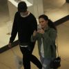 Acompanhada do namorado, Lívian Aragão não perdoou e registrou a ação do paparazzi na noite desta segunda-feira, 30 de julho de 2018