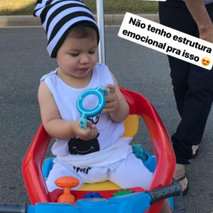 Filho de Andressa Suita e Gusttavo Lima, Gabriel usou touca xadrez em passeio nesta terça-feira, 31 de julho de 2018