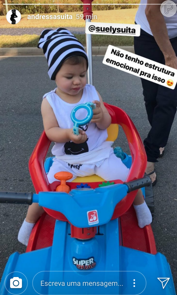 Filho de Andressa Suita e Gusttavo Lima, Gabriel usou touca xadrez em passeio nesta terça-feira, 31 de julho de 2018