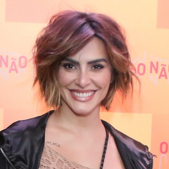 Cleo usou calça bomber com scarpim em festa