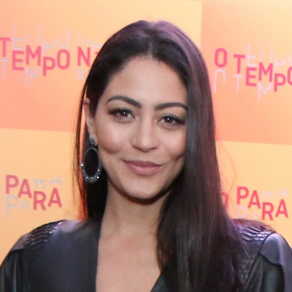 Carol Castro investiu em vestido midi de couro e manga bufante