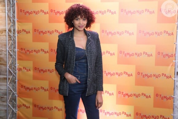 Lucy Ramos apostou em macacão jeans na festa de lançamento da novela 'O Tempo Não Para', realizada no Rio de Janeiro, na noite desta terça-feira, 31 de julho de 2018