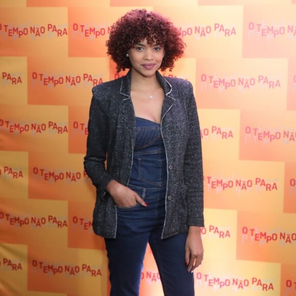Lucy Ramos apostou em macacão jeans na festa de lançamento da novela 'O Tempo Não Para', realizada no Rio de Janeiro, na noite desta terça-feira, 31 de julho de 2018