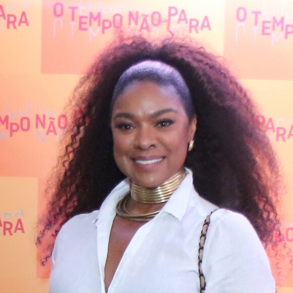 Cris Vianna usou bolsa Chanel na festa de lançamento da novela 'O Tempo Não Para', realizada no Rio de Janeiro, na noite desta terça-feira, 31 de julho de 2018