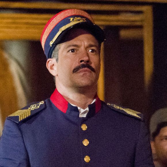 Josephine (Christine Fernandes) mente para o filho Edmundo (Nando Rodrigues) nos próximos capítulos da novela 'Orgulho e Paixão' ao falar de seu caso com Brandão (Malvino Salvador)