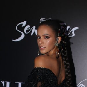 Bruna Marquezine ousa com decote e transparência no Baile de Gala da Vogue com look Le Lis Blanc, em fevereiro de 2018