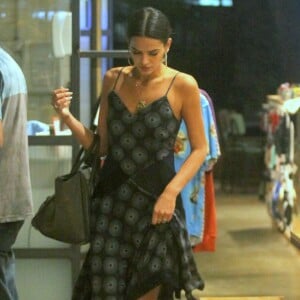 Bruna Marquezine aposta em vestido longo e rasteirinha para compras em shopping do Rio de Janeiro, em abril de 2018