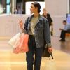 Bruna Marquezine usa look casual e bolsa de R$ 8 mil para ir às compras em março de 2018