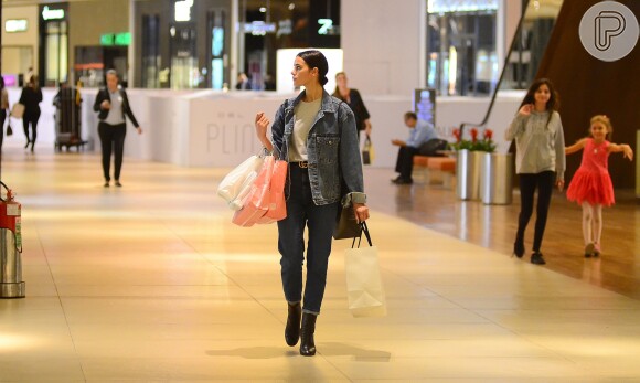 Bruna Marquezine usa look casual e bolsa de R$ 8 mil para ir às compras em março de 2018