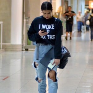 Bruna Marquezine combina jeans destroyed e moletom com frase de Beyoncé em passeio em shopping do Rio de Janeiro, em dezembro de 2017