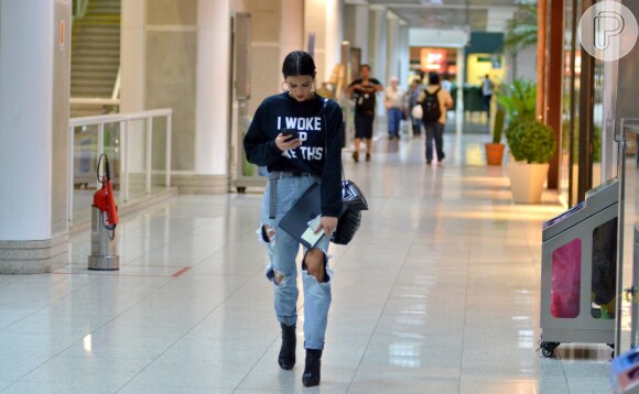 Bruna Marquezine combina jeans destroyed e moletom com frase de Beyoncé em passeio em shopping do Rio de Janeiro, em dezembro de 2017