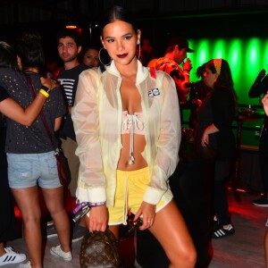 Bruna Marquezine chamou a atenção na área Vip do Rock in Rio usando um look sporty em setembro de 2017