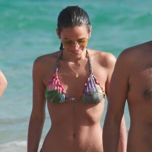 Bruna Marquezine exibiu corpão ao curtir praia de Fernando de Noronha com amigos, após partida de Neymar, em janeiro de 2018