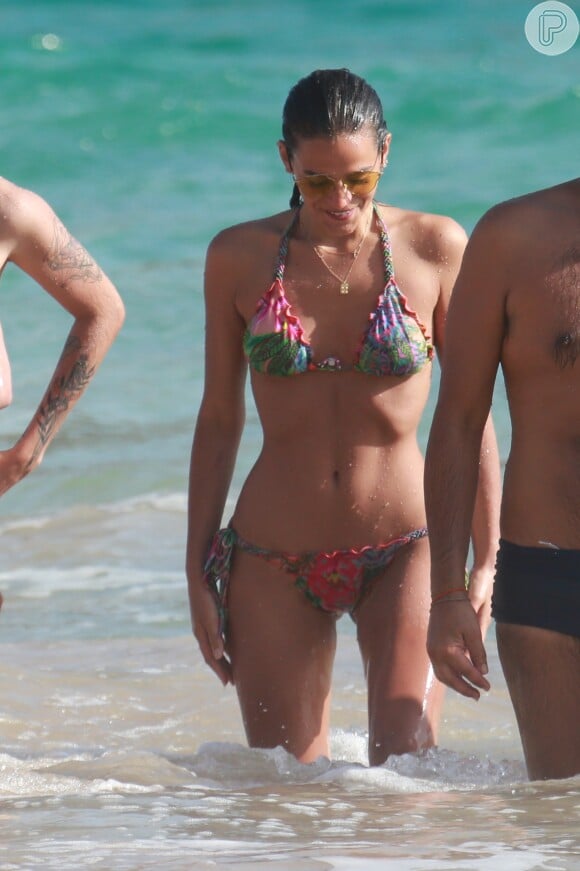 Bruna Marquezine exibiu corpão ao curtir praia de Fernando de Noronha com amigos, após partida de Neymar, em janeiro de 2018
