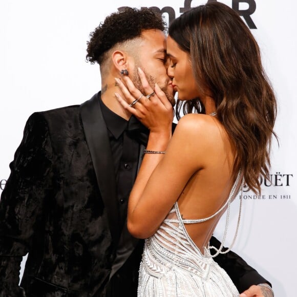 Bruna Marquezine e Neymar prestigiam o baile anual da amfAR, The Foundation for AIDS Research, em São Paulo, em abril de 2018