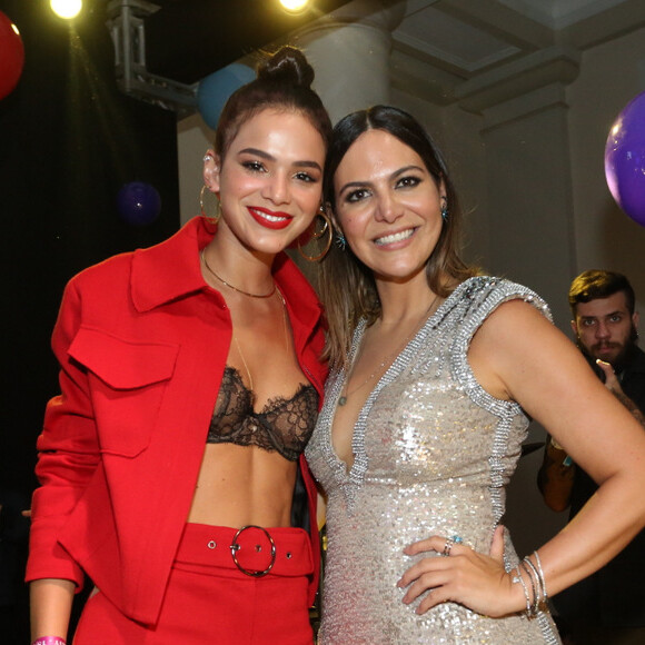 Bruna Marquezine usou conjunto de R$ 3 mil da NK Store com lingerie à mostra em aniversário da promoter Carol Sampaio, no Copacabana Palace, zona sul do Rio de Janeiro, em março de 2018
