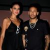Bruna Marquezine acompanhou Neymar, ainda de muletas, na festa de 22 anos da cunhada, Rafaella Santos, na casa noturna Villa Mix, em São Paulo, em março de 2018
