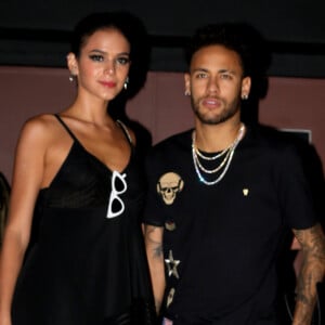 Bruna Marquezine acompanhou Neymar, ainda de muletas, na festa de 22 anos da cunhada, Rafaella Santos, na casa noturna Villa Mix, em São Paulo, em março de 2018