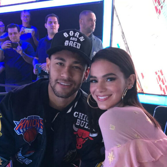 Bruna Marquezine e Neymar acompanharam a final do 'The Voice Kids' em abril de 2018