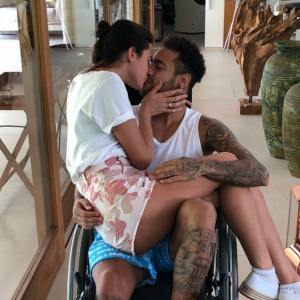 Bruna Marquezine visitou Neymar na recuperação do jogador em sua mansão em Mangaratiba, Costa Verde do Rio de Janeiro, em março de 2018