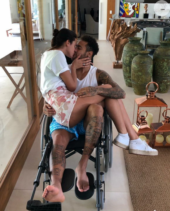 Bruna Marquezine visitou Neymar na recuperação do jogador em sua mansão em Mangaratiba, Costa Verde do Rio de Janeiro, em março de 2018
