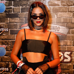 Bruna Marquezine optou por um visual mais dark em seu segundo dia de Rock In Rio. 'Jovens bruxas', definiu a beauty artist Carla Biriba