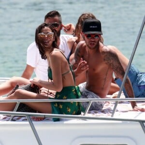 Bruna Marquezine curtiu passeios de lancha com Neymar e o filho do jogador, Davi Lucca, em viagem a Noronha, em janeiro de 2018