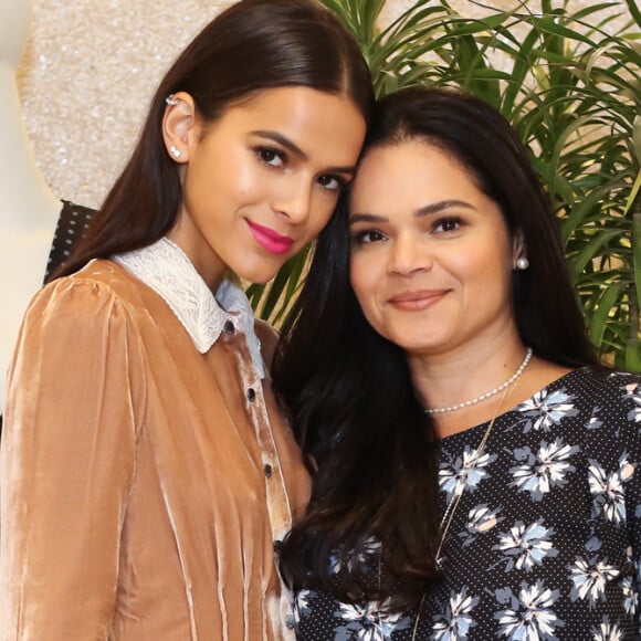 Bruna Marquezine passou primeiro Dia das Mães longe de Neide Maia